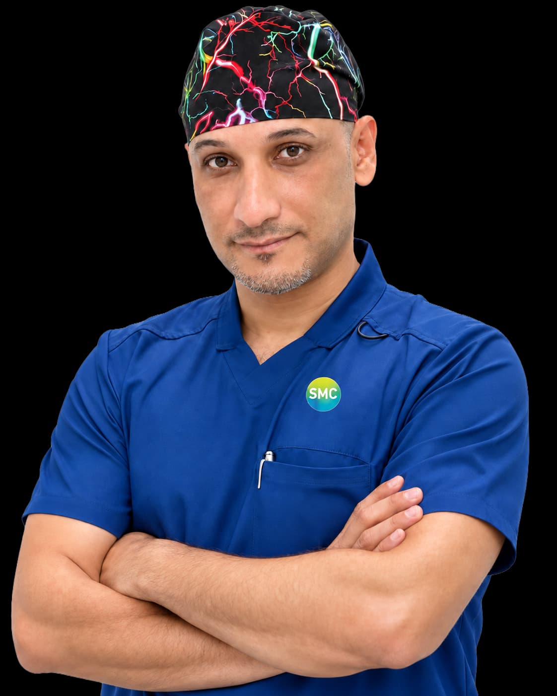 د. حازم ساق الله، استشاري جراحة العظام في الرياض، بزي جراحي أزرق وقبعة جراحية
